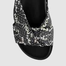 WHITE/BLACK