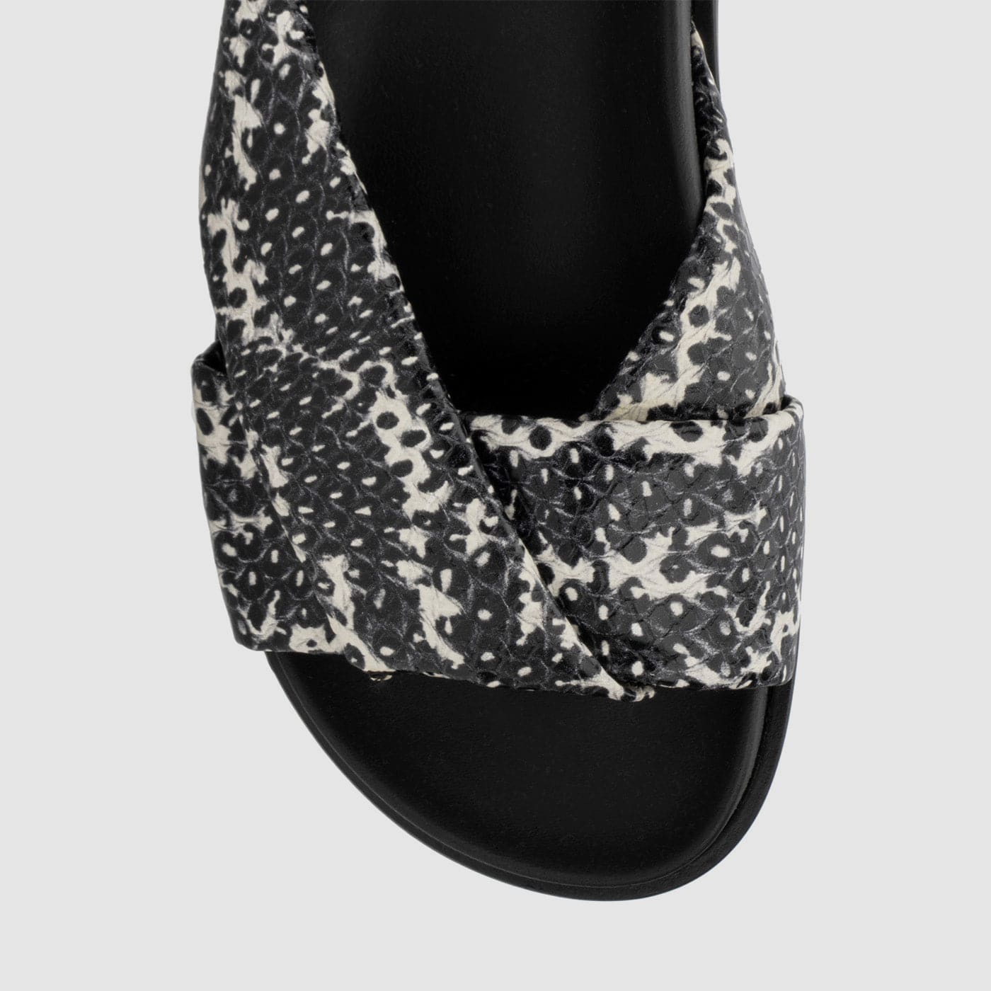 WHITE/BLACK