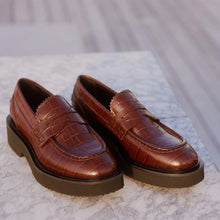 DARK BROWN