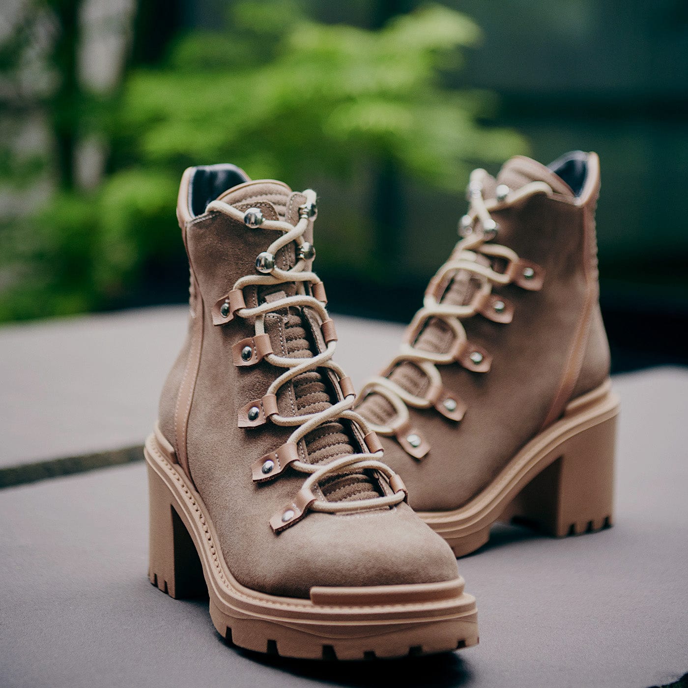 LIGHT TAUPE